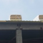 Връзка между покривни панели с полиуретан и минерална вата с цел изграждане на негорима ивица на покрив